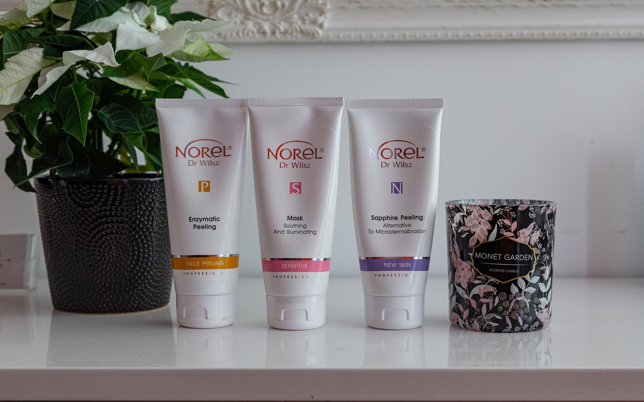Drie tubes Norel Dr Wilsz naast een kerstster