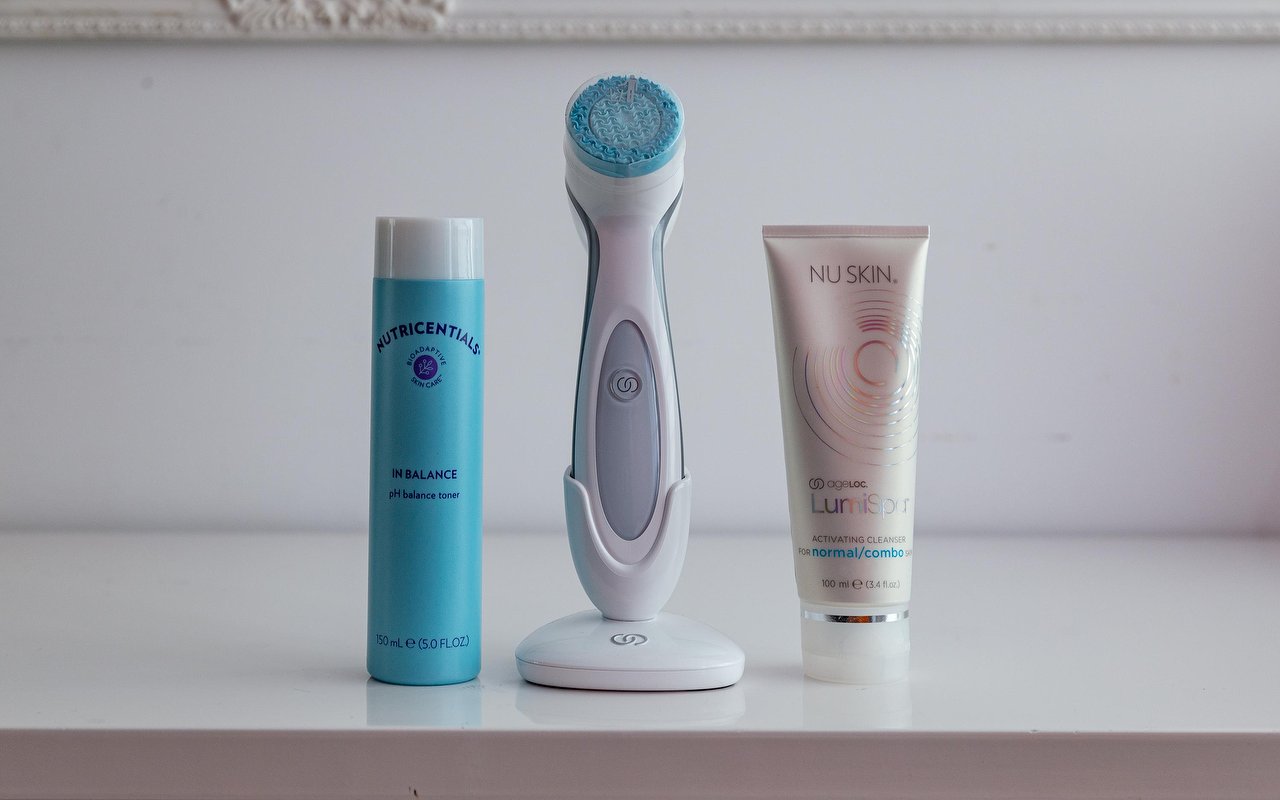 NU SKIN-apparaat met twee producten